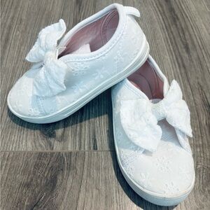 Osh kosh toddler girls size 10 white eyelet slip on sneakers with bow spring